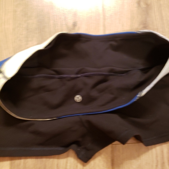 Lululemon booty shorts - Picture 4 of 5